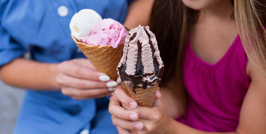 Мама и дочка держат мороженое в руках