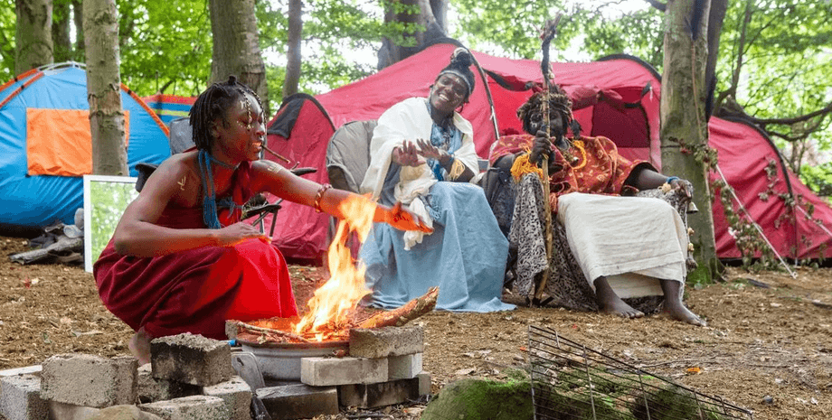 Пара з Африки оселилася в лісі й заснувала там вигадане королівство, які не приймає влада Шотландії