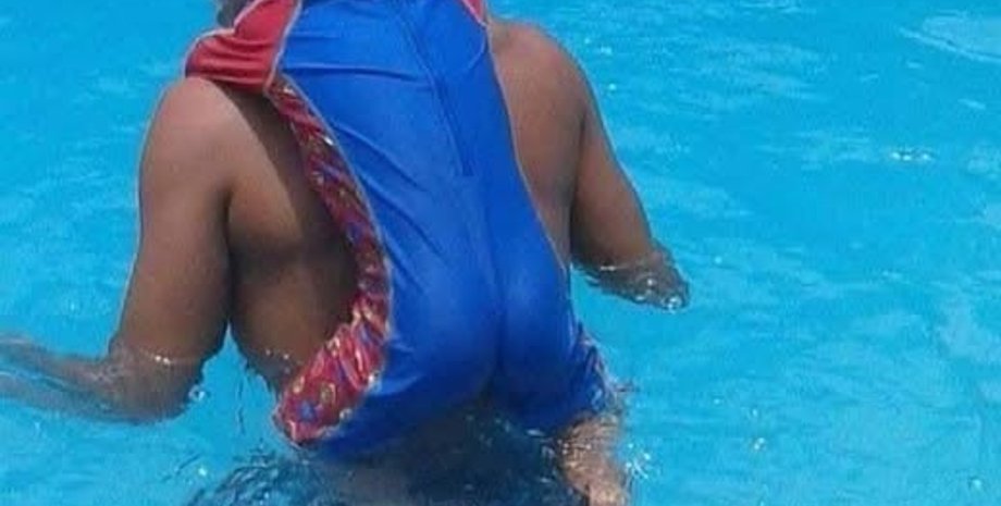 чоловік у басейні