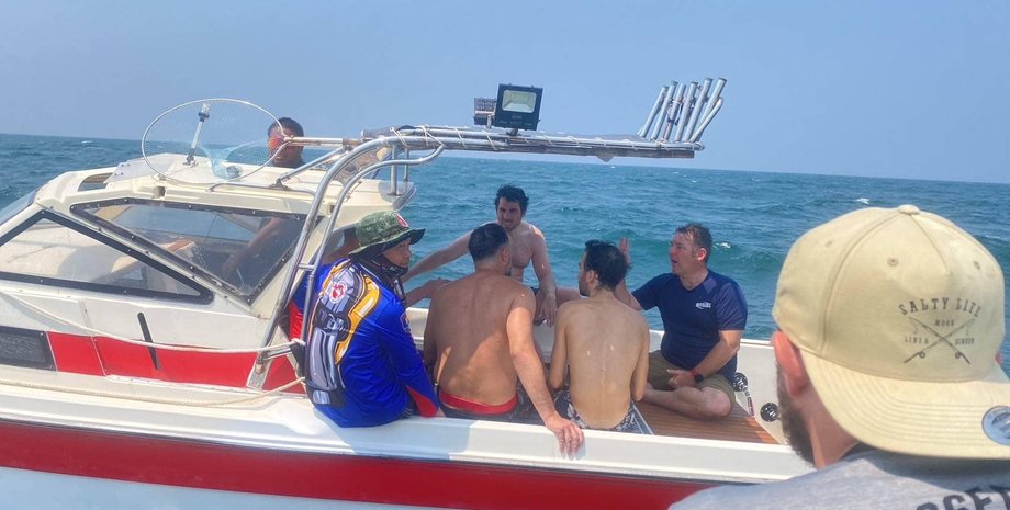 Туристы потеряли лодку, туристы застряли на острове, туристы на лодке, пуста лодка, лодка дрейфовала по воде, катер, катер без водителя