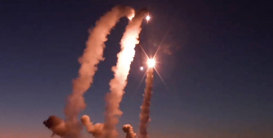 Начало массированного обстрела Украины Начало массированного обстрела Украины, , аэродном атака, атаки дронов в РФ, атаки украинских дронов, Какой будет война в Украине, когда закончится война, война в Украине, дальнобойное оружие Украины, мирные переговоры с россией