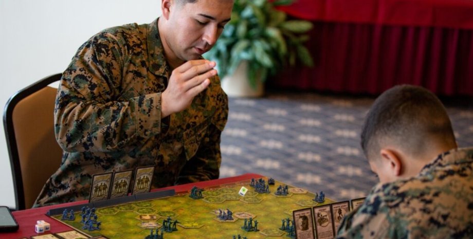 солдати за варгеймом, варгейм, стратегія, стратегічні ігри