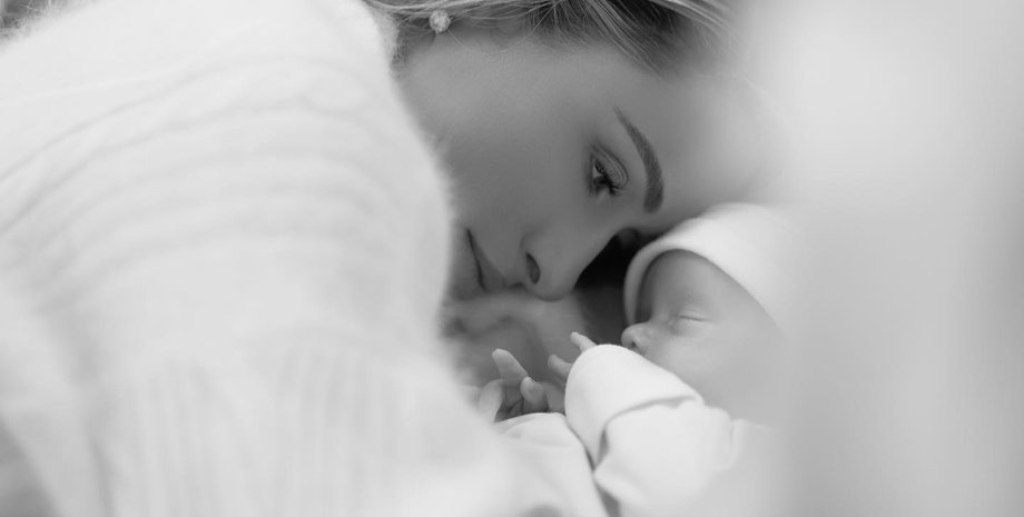 Пэрис Хилтон, материнство, сын Феникс