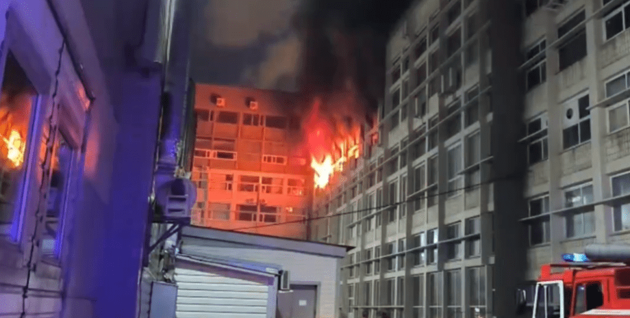 Пожар на заводе "Авангард" в Санкт-Петербурге Пожар на заводе "Авангард" в Санкт-Петербурге