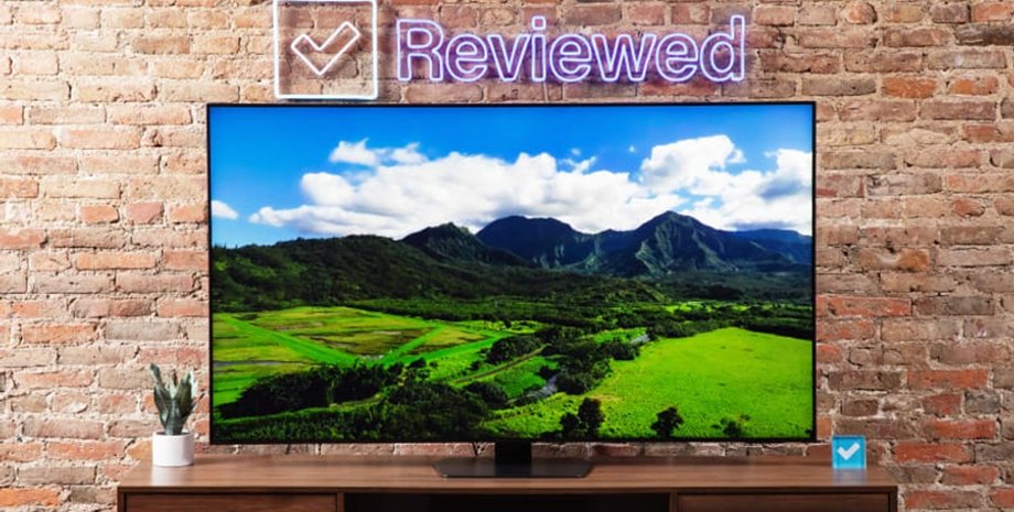 Телевизор Samsung QN90D в комнате