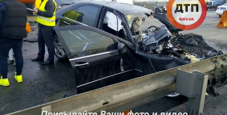 В Киеве на мосту Патона произошло масштабное ДТП с пожаром