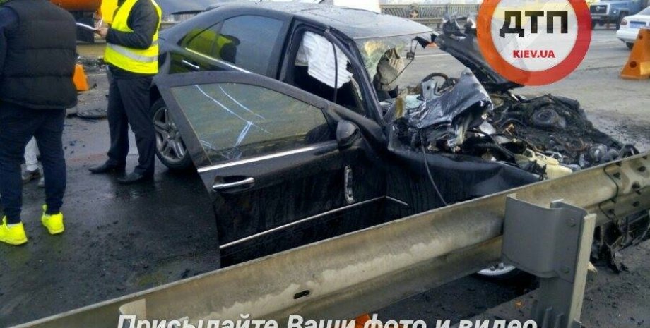 В Киеве на мосту Патона произошло масштабное ДТП с пожаром