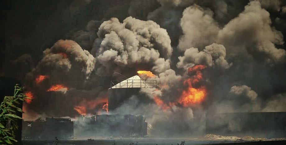 Горящая нефтебаза "БРСМ" / Фото: Facebook.com/kutiepov