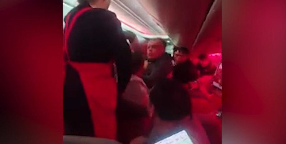 пассажиры самолет драка