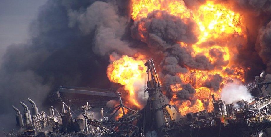 Авария на Deepwater Horizon / Фото: www.zmescience.com