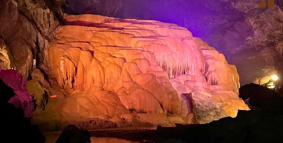 Огромное скальное укрытие Нгуом хранит одни из древнейших следов человеческой деятельности