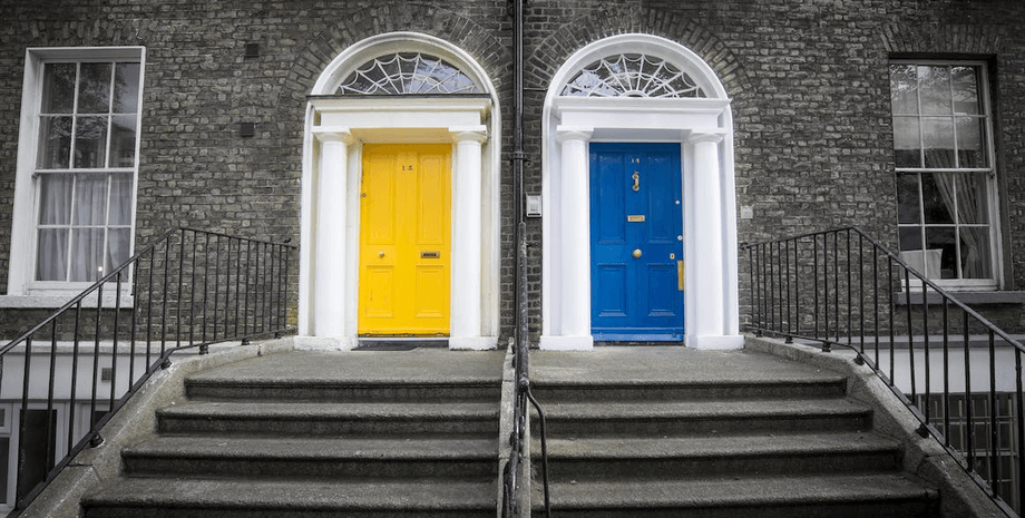 Вхідні двері, дверна свердловина, замок на дверях, замок залили клеєм, спроба пограбування, помста сусідів, конфлікт із сусідами