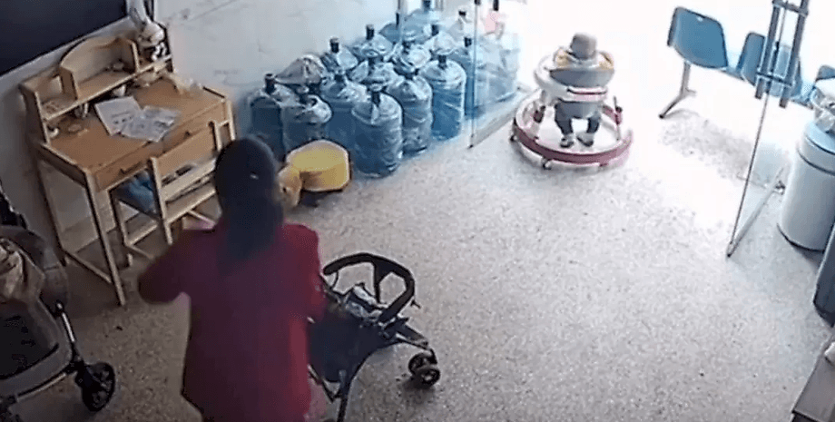 Однорічний малюк втік із дому, малюк, дитина, ходунки, втік на ходунках, бабуся не помітила, втік на 200 метрів,