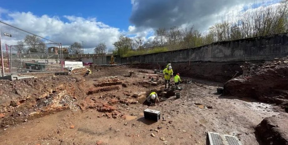 археологія, дослідження, розкопки, розкопки в Німеччині, культ, культ мітри, мітра, божество, римська імперія, стародавній рим, історія, знахідка, святилище, святилище божества, божество сонця
