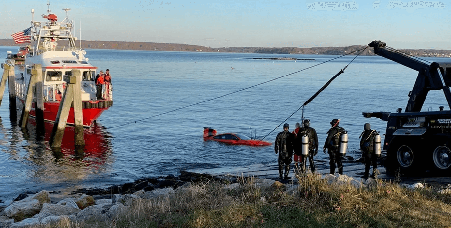 Женщина утопила угнанный автомобиль, угнанный спорткар, рыбак спас женщину, утопила машину, водолазы, полиция, достали авто
