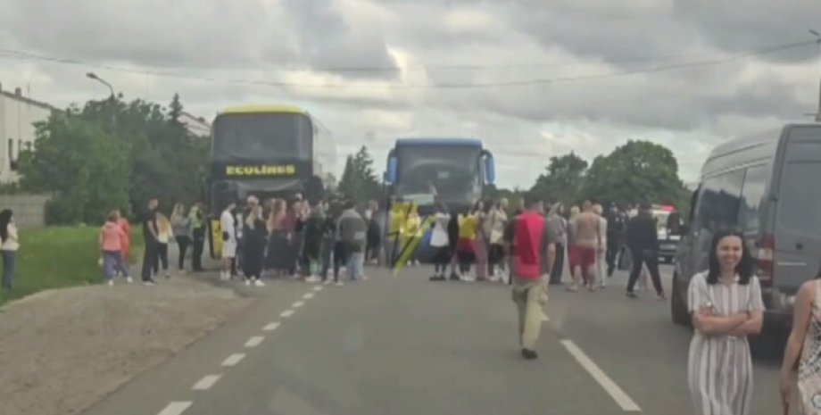 перекрытие долроги, перекрытие трассы, Протест против ТЦК, скандал с ТЦК, Львовская область ТЦК, ТЦК водитель, ТЦК протесты,