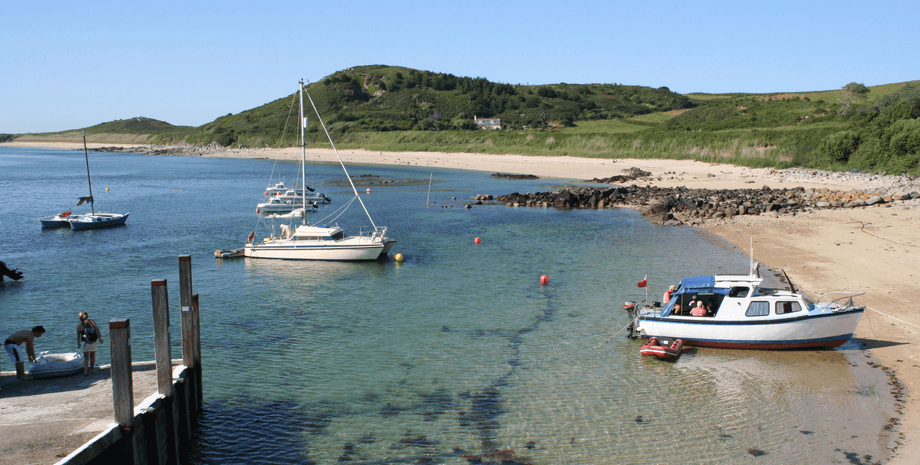 Остров без дорог, остров Херм, райский остров, на острове нет машин, не велосипедов, любимое место туристов, ходят пешком, дикая природа