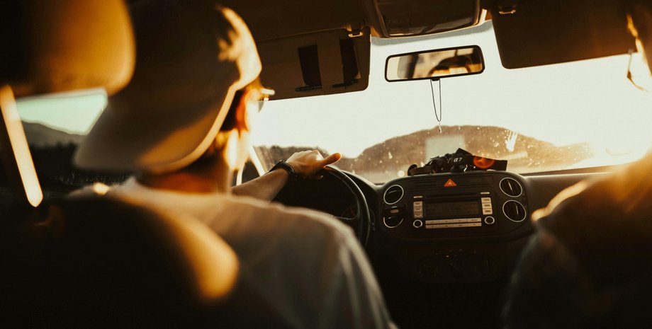 В Германии мужчина забыл жену во время путешествия после остановки на заправке