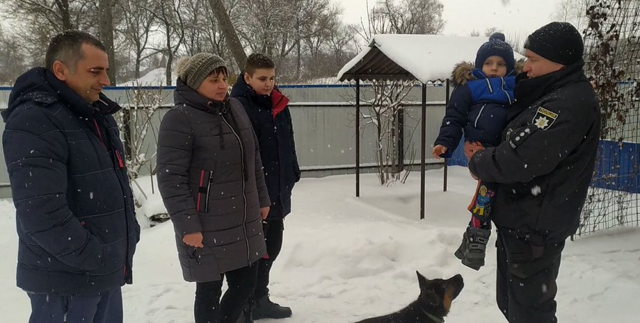 спасенная семья, полицейский, фото, спасение на льду