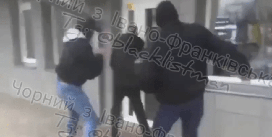 подросткии, нападение подросткии, нападение, Ивано-Франковск