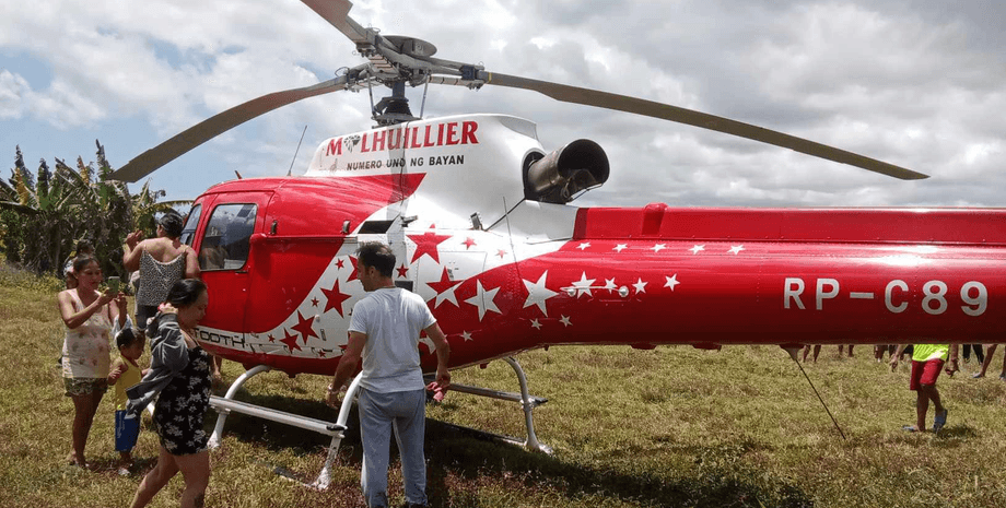 Вертолет запутался в воздушном змее, экстренная посадка, вертолет, пилот, пассажиры, полиция, полетел обратно, винт вертолета