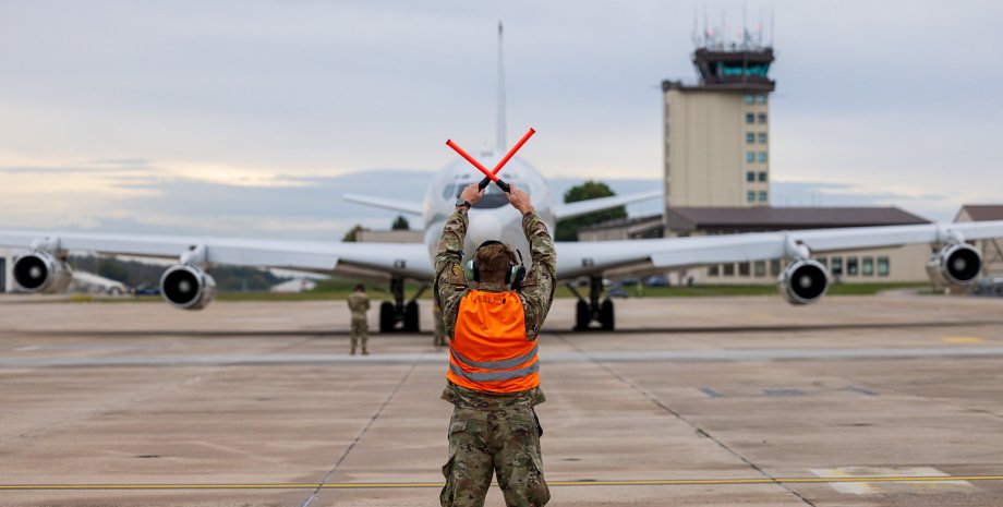 E-8 JSTARS przeprowadzili misje bojowe podczas operacji burzowej na pustyni, pod...