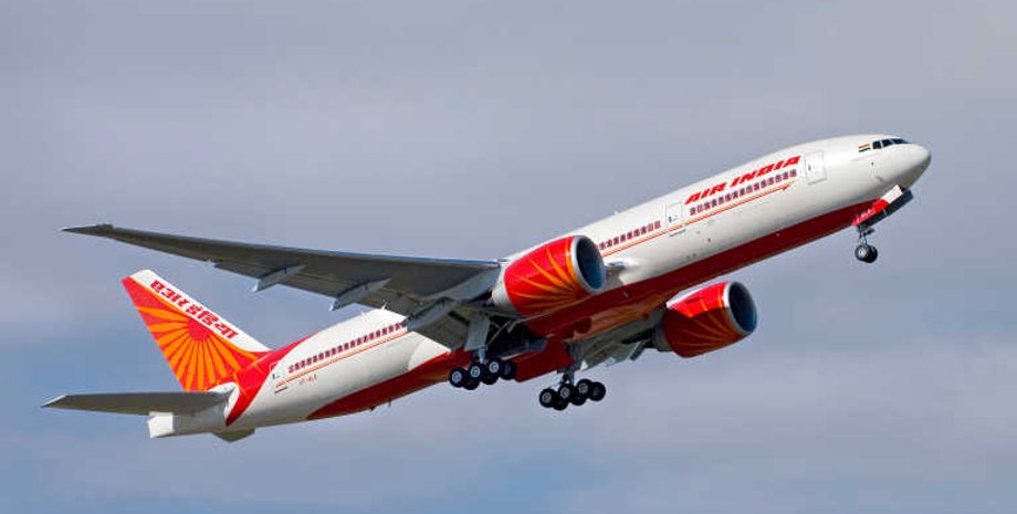 Дощ на борту літака, вода в літаку, курйози, авіація, дивні випадки в літаках, Air India, відео