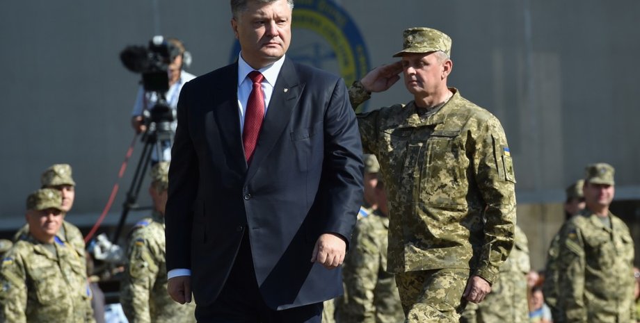 Петр Порошенко и Виктор Муженко на Майдане, 24 августа / Фото пресс-службы президента