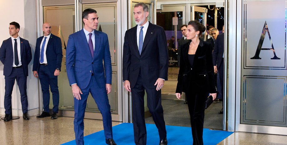 Королева Летиция и король Филипп, королева летиция измены, хайме дель бурго, деловой костюм, мадрид