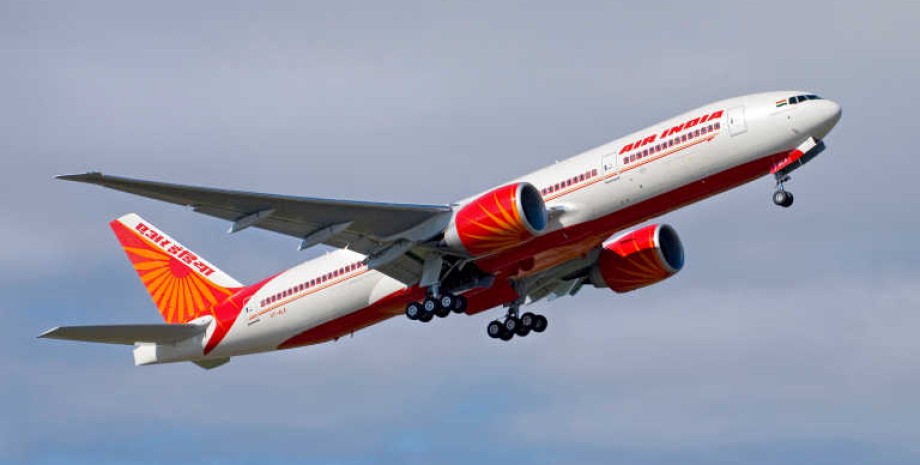 Дощ на борту літака, вода в літаку, курйози, авіація, дивні випадки в літаках, Air India, відео