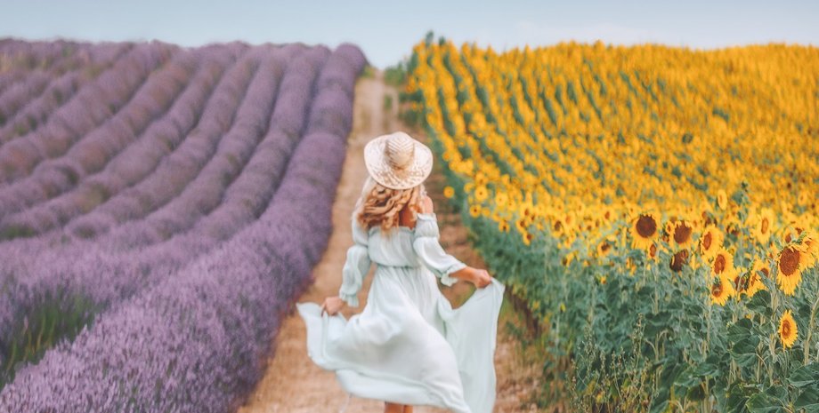 девушка в поле, июль, астропрогноз на июль