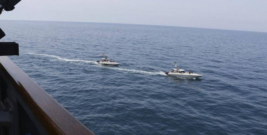 Иранские катера сопровождают корабль США. Фото: ISNA