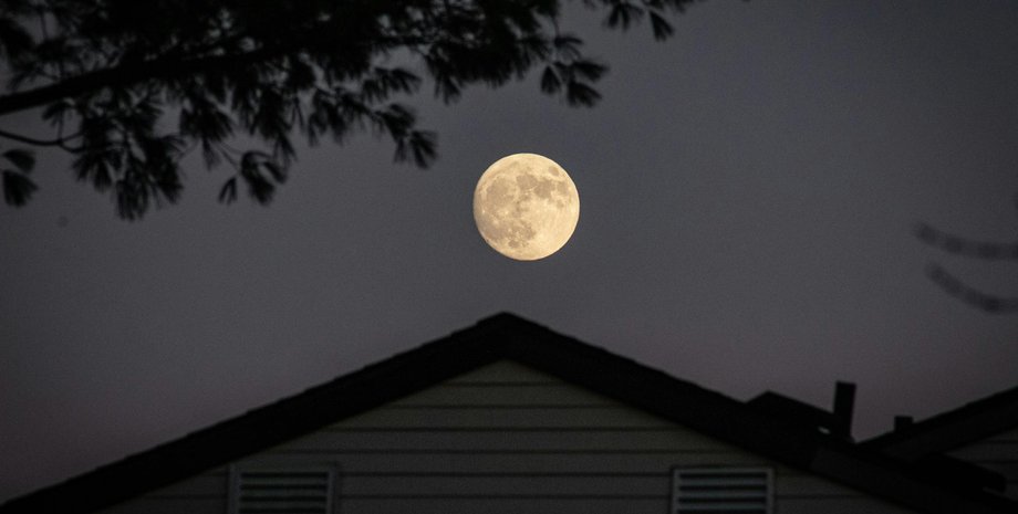 Серпневий повний місяць