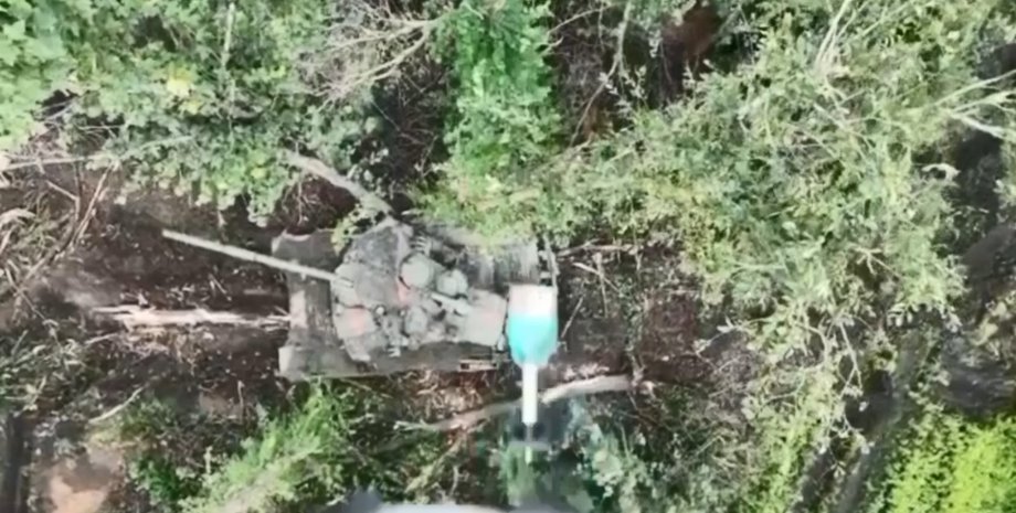 російський танк, знищення російського танка, російський танк вибухнув, гранати проти танка