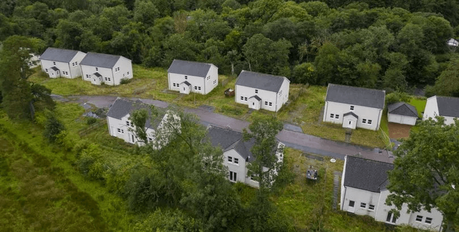 Заброшенный город, город-призрак, пустые дома, жилой комплекс, разрушенные постройки, поселок, район города, пустые улицы