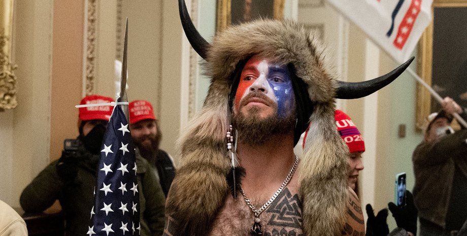 Джейкоб Ченсли (QAnon Shaman) подал в суд на Дональда Трампа и ряд известных компаний