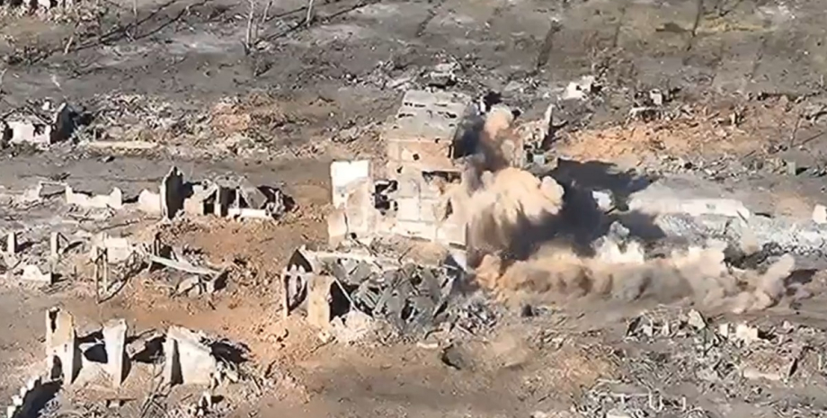 Los combatientes irrumpieron en las ruinas del edificio de alto nivel en el cent...