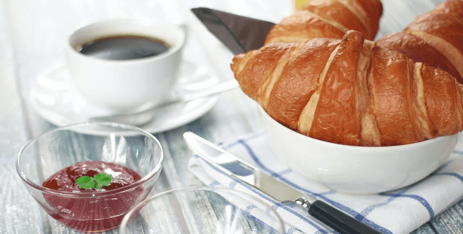 Круассан, выпечка, французский деликатес, как правильно есть круассан, не правильно ели круассан, этикет, добавки к круассану