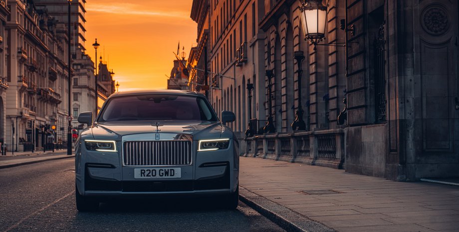 Автопроизводитель совершил паломничество в Лондон, чтобы посетить некоторые места, связанные с жизнью создателя.