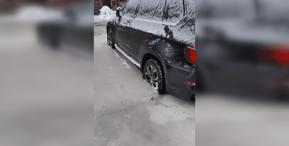 Через морози у Києві вмерзли в лід авто