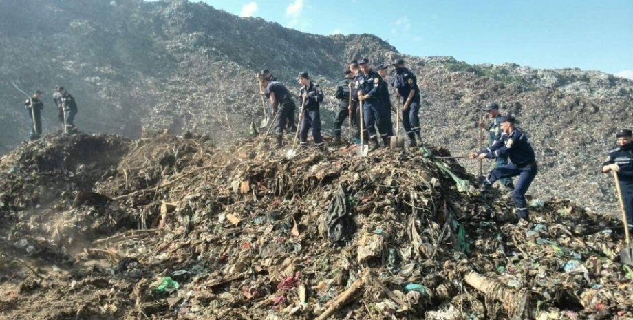 На Львовщине ищут спасателей под завалами мусора / Фото: ГСЧС