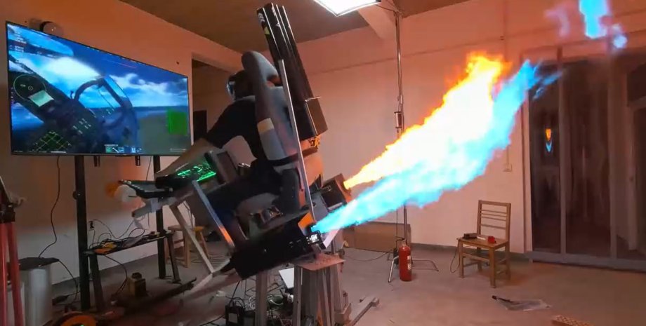 Китаец собрал дома кабину истребителя