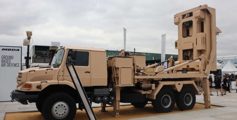 El complejo anti -Aircraft se instala en las afueras de Marsella para proteger l...