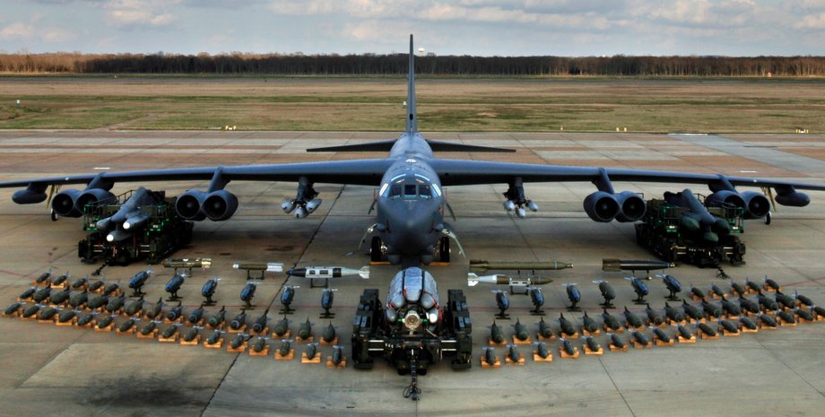 бомбовоз на земле и его бомбы