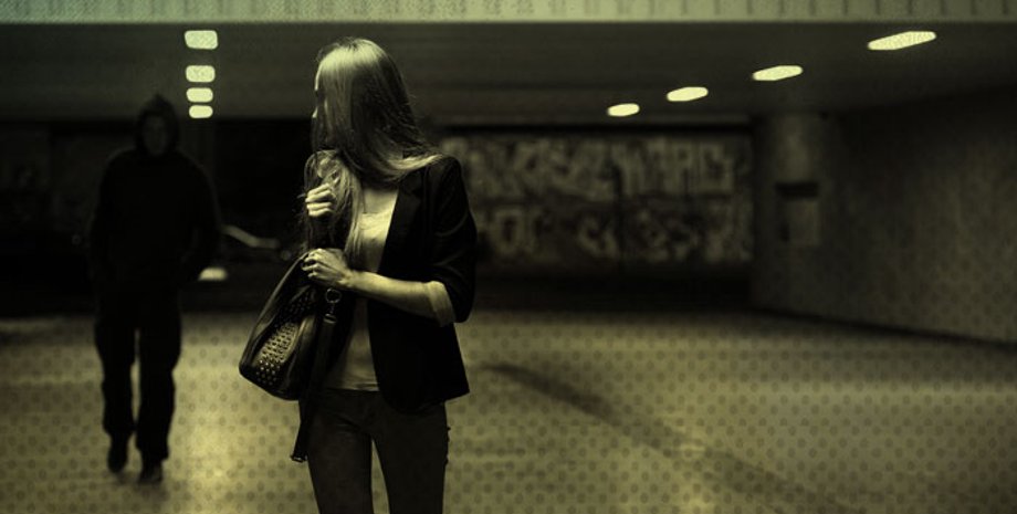 Незнакомцы пристают к девушке, , харасмент, преследование, насилие, хулиганы, преступники, угроза, девушка, женщина,