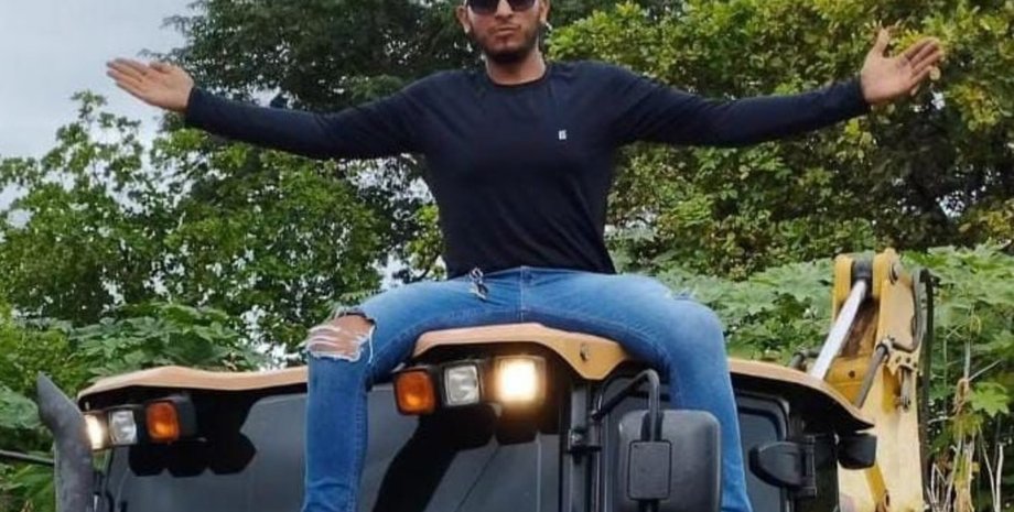 Мужчина протаранил пробку на экскаваторе, в состоянии алкогольного опьянения, пьяный водитель, работал на стройке, водитель экскаватора, протаранил машину, потерял терпение