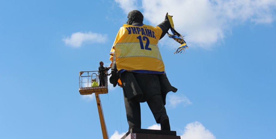 Памятник Ленину одели в футбольную форму / Фото: radiosvoboda.org/Евгения Назарова