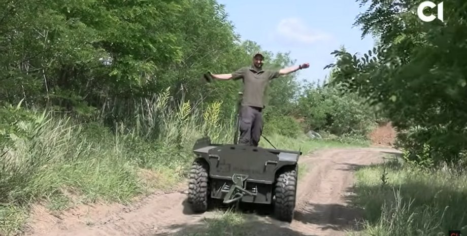 робот, наземний роботизований комплекс, зсу, торецьк, евакуація, поранені, війна в україні