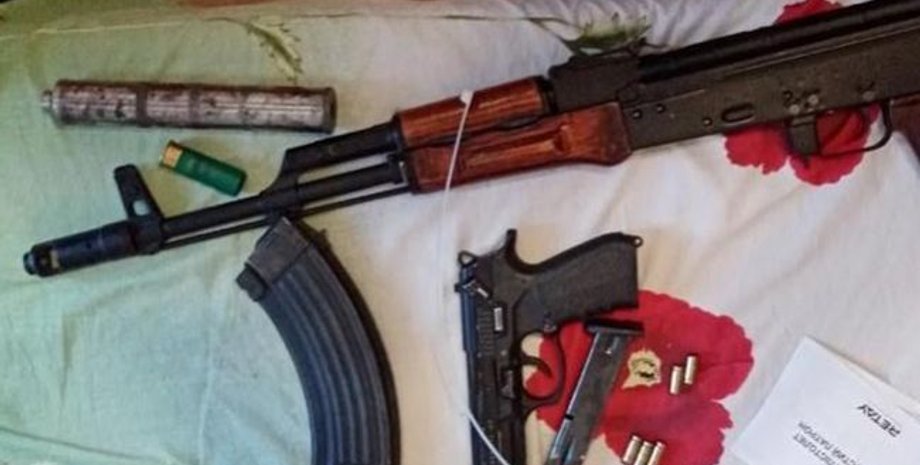 Фото: изъятое во время обысков оружие / fb.com / pol.kyivregion