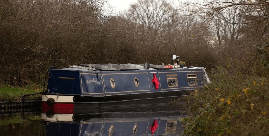 "Переїжджаємо двічі на місяць": пара змінила дорогу квартиру на просторий човен